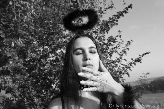 Leaked Swiss girl private photo viral onlyfans