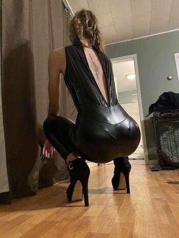 tallblondebabe28