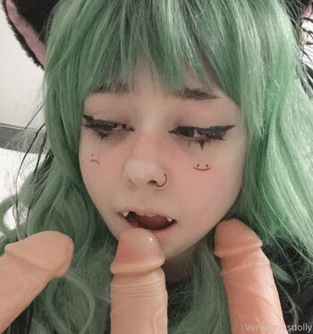 Venomous_dolly