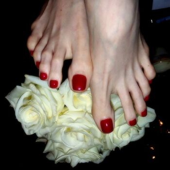 Violet's Toes (Violet's Perfect Feet