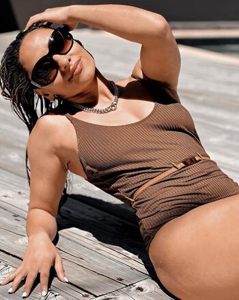Violeta Dee