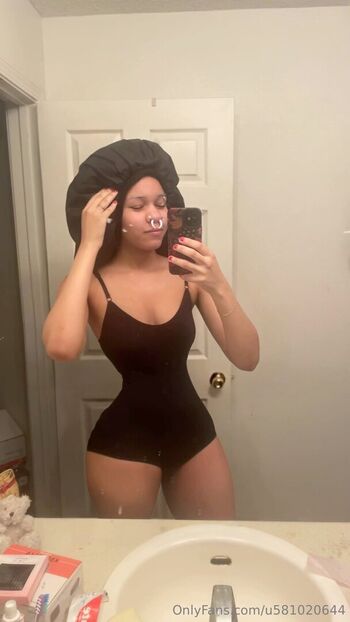 Leaked Vxmpisariel private photo viral onlyfans