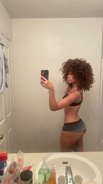 Leaked Vxmpisariel private photo viral onlyfans