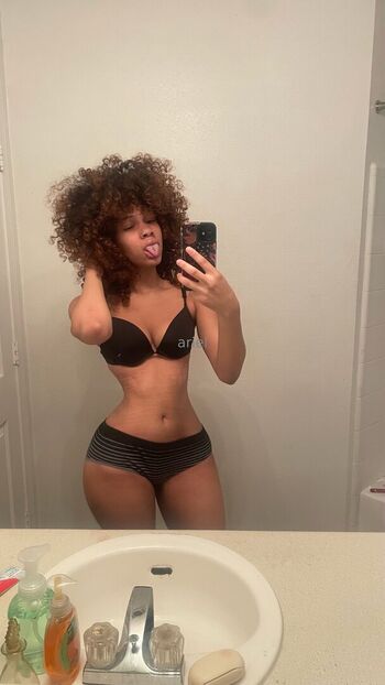 Leaked Vxmpisariel private photo viral onlyfans
