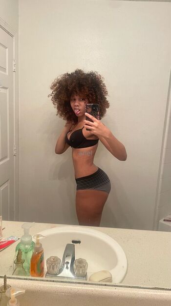 Leaked Vxmpisariel private photo viral onlyfans
