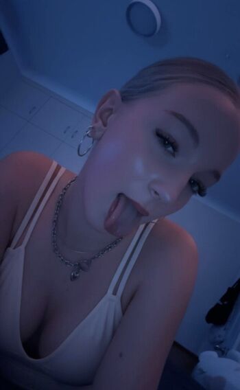 Leaked Ester dobrik/ private photo viral onlyfans