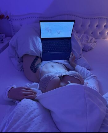 Leaked Kari sweet/ private photo viral onlyfans