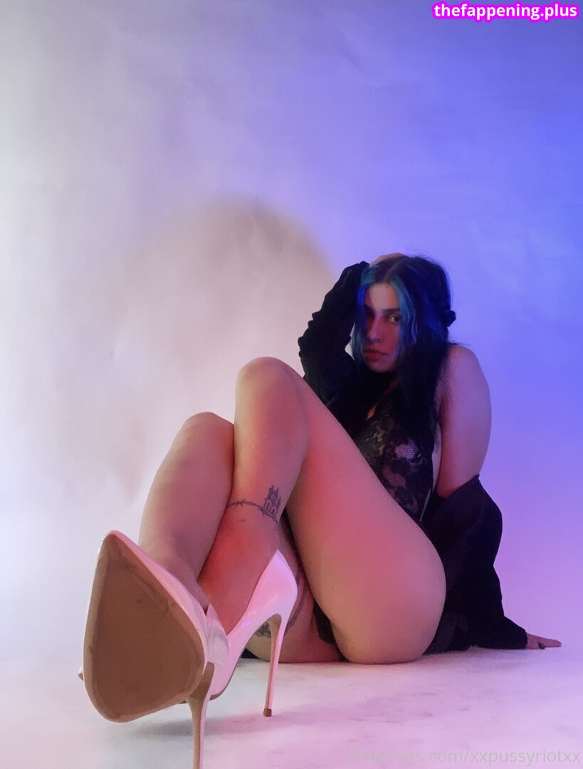 nadya tolokonnikova / nadyariot / pussyrrriot / xxpussyriotxx Foto OnlyFans Desnuda #34