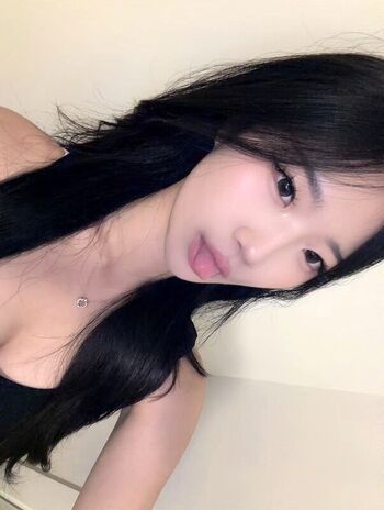 Leaked Es lain / private photo viral onlyfans