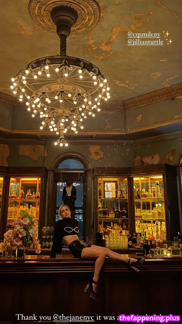 Zoe Lister Jones / https: / zoelisterjones Çıplak OnlyFans Fotoğrafı #17