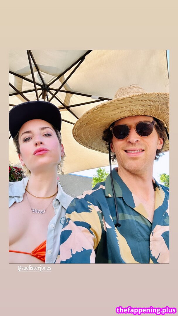 Zoe Lister Jones / https: / zoelisterjones Fotografie OnlyFans Dezbrăcată #30