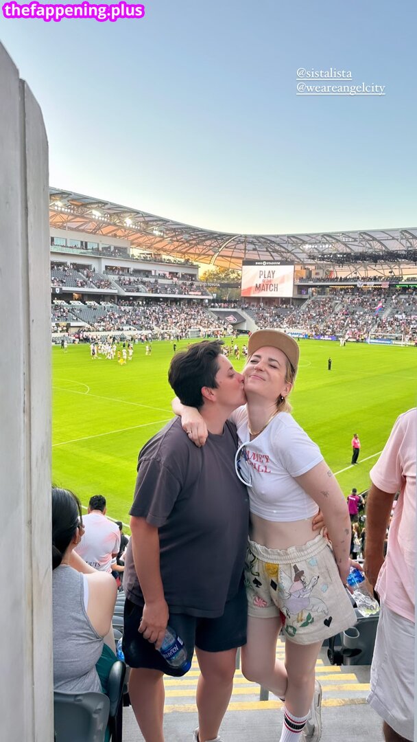 Zoe Lister Jones / https: / zoelisterjones 裸照OnlyFans照片 #34